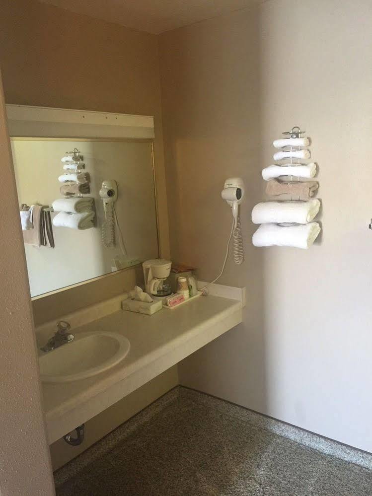 Whispering Sands Motel Hanksville Экстерьер фото