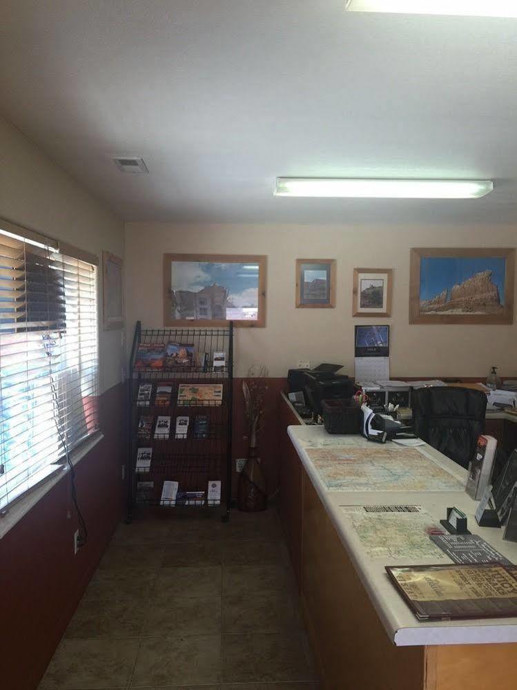 Whispering Sands Motel Hanksville Экстерьер фото